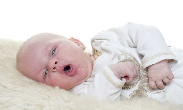 Viêm họng có thể gây ho, sốt, đau cổ họng ở trẻ sơ sinh